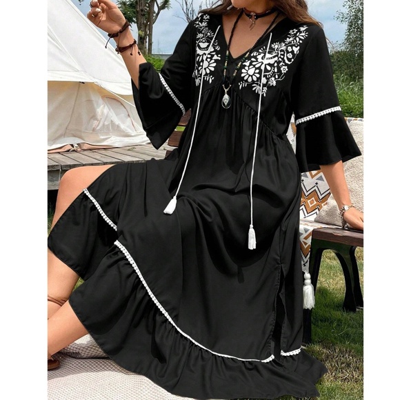 Plus Floral Print V neck 3/4 Sleeve Maxi Dress - Picture 3 of 9